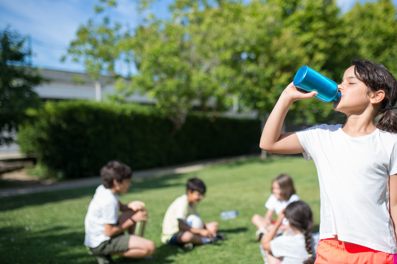 Kind trinkt aus Flasche Kind trinkt aus Flasche
