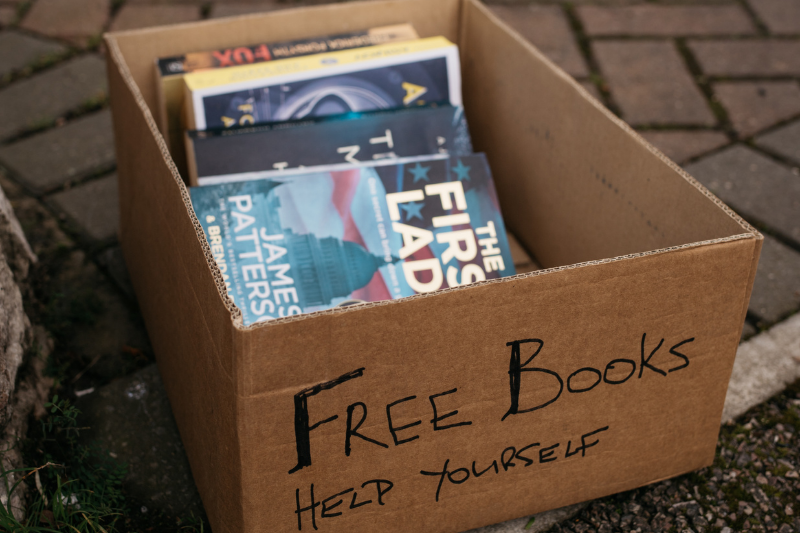 Bücherkiste zu verschenken